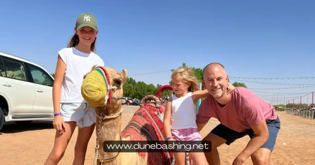 Kameeltocht in de woestijn van Dubai